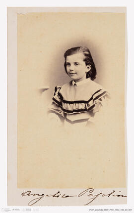 Álbum fotográfico - Álbum de fotografias com retratos de familiares da rainha D. Maria Pia