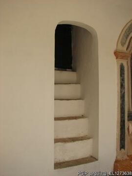 Acesso com escada no interior