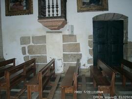 Registo em painel dos problemas de humidade no interior da igreja