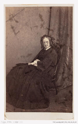 Álbum fotográfico - Álbum de fotografias com retratos de familiares da rainha D. Maria Pia