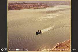 Rio com pequena embarcação