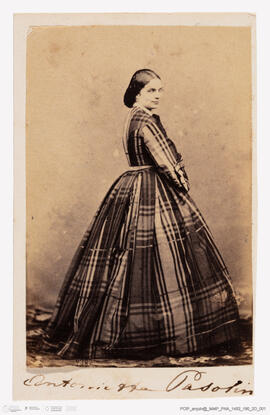 Álbum fotográfico - Álbum de fotografias com retratos de familiares da rainha D. Maria Pia