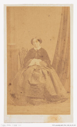 Álbum fotográfico - Álbum de fotografias com retratos de familiares da rainha D. Maria Pia