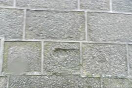 Fotografia exterior (pedra gravada com a medida de comprimento (covado)