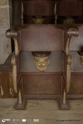 Misericórdia (2ª lado esquerdo, figura animal)