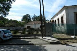 Vista parcial da fachada e anexo