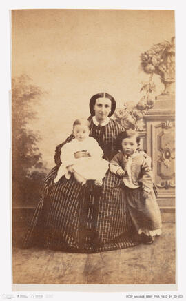 Álbum fotográfico - Álbum de fotografias com retratos de familiares da rainha D. Maria Pia