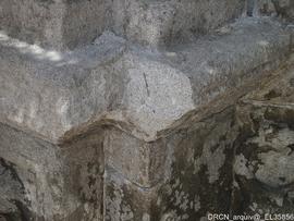 Portal principal em granito-pormenor lacuna