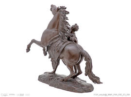 Cavaleiro segurando cavalo