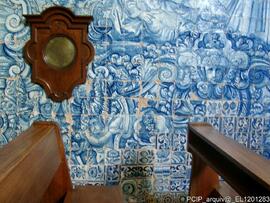 Paineis de azulejo no interior do templo