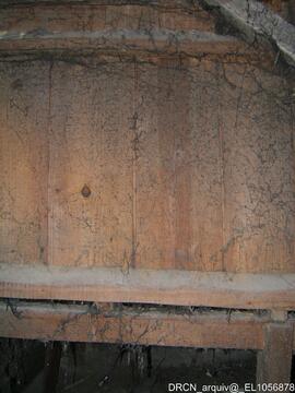 Abaixo da estrutura de madeira existente