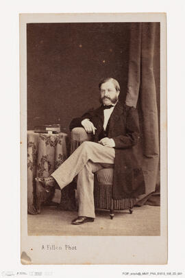 Álbum com retratos de membros das famílias reais