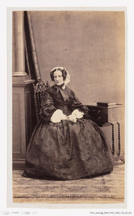 Álbum fotográfico - Álbum de fotografias com retratos de familiares da rainha D. Maria Pia