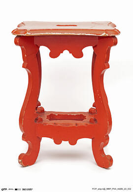 Banco de Madeira Pintado de Vermelho