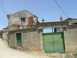 Construção fronteira  à igreja
