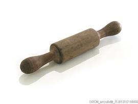 Rolo de madeira para aplicação de cera nos carimbos utilizados na reprodução de sinetes e rendilhas