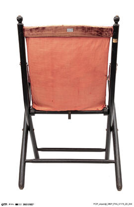 Cadeira em Forma de Tesoura Decorada com Motivos Dourados