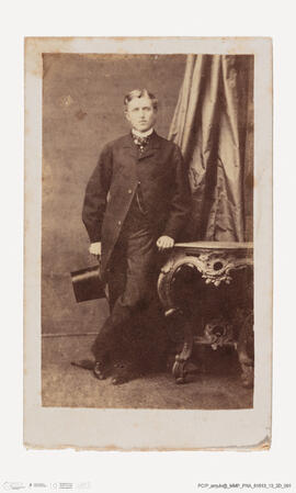 Álbum com retratos de membros das famílias reais