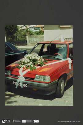 Automóvel vermelho decorado com bouquet de flores