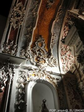 Detalhe de elementos decorativos na parede interior da igreja