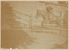 Álbum fotográfico - Passeios no Campo; saltos a cavalo; etc