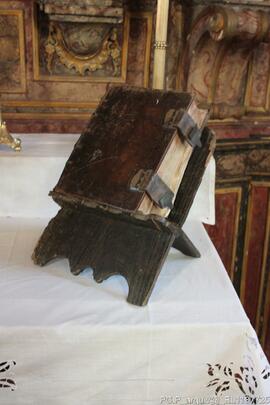 Fotografia interior: altar, pulpito, tetos, esculturas, coro alto, moiliario, objetos liturgicos ...