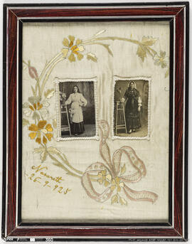 Seda bordada com duas fotografias