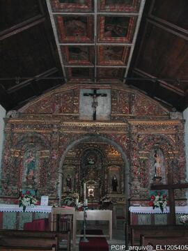 Nave central com altar mor