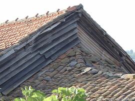 Pormenor cobertura de casa na envolvente da igreja