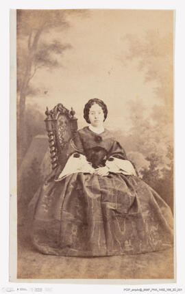 Álbum fotográfico - Álbum de fotografias com retratos de familiares da rainha D. Maria Pia