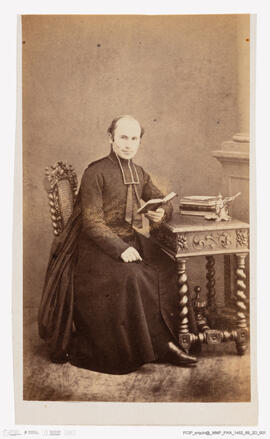 Álbum fotográfico - Álbum de fotografias com retratos de familiares da rainha D. Maria Pia