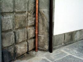 Ligação de tubo do queda ao passeio