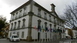 Vista da fachada principal e parte da fachada lateral