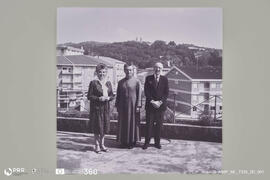 Clérigo posando numa embarcação militar