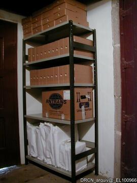 Limpeza e acondicionamento de espólio bibliográfico