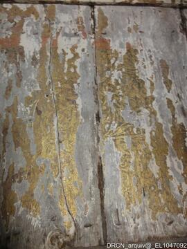 Painel de madeira dourado