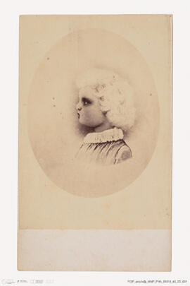 Álbum com retratos de membros das famílias reais