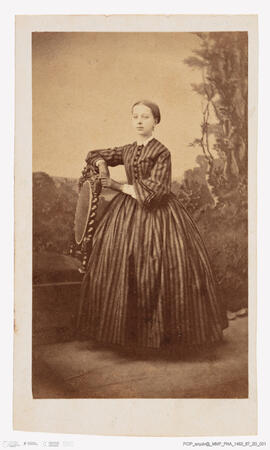 Álbum fotográfico - Álbum de fotografias com retratos de familiares da rainha D. Maria Pia