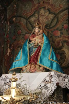 Fotografia interior: altar, pulpito, tetos, esculturas, coro alto, moiliario, objetos liturgicos ...