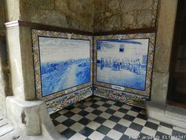Mural de azulejo no interior