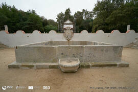 Tanque com brasão beneditino