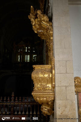 Púlpito do lado do Evangelho