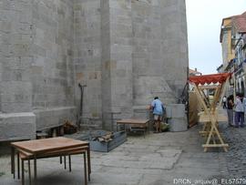 Fotografia da envolvente - adro e preparativos para a feira medieval