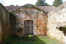 Fotografia da igreja em ruinas