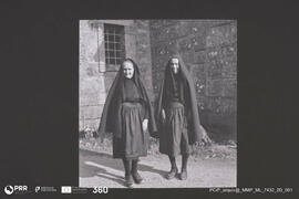 Duas idosas com capucha