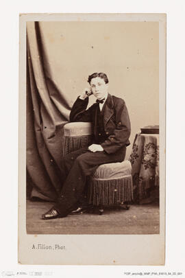 Álbum com retratos de membros das famílias reais