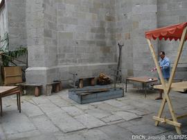 Fotografia da envolvente - adro e preparativos para a feira medieval