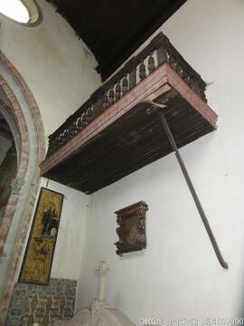 Peanha com escultura “São Bento”, tribuna e pintura “São João Batista”