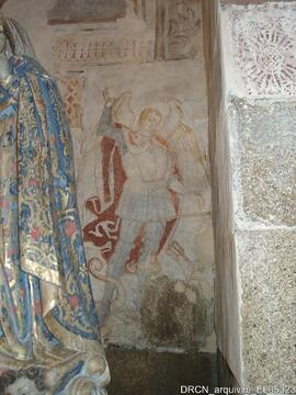 Pormenor de frescos no interior junto à capela mor