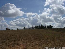 Vista geral do imóvel e área envolvente